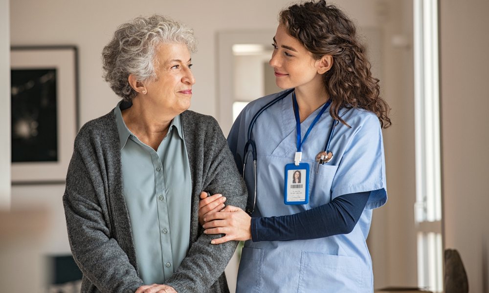 VAE aide-soignant : aide-soignante accompagnant une résidente âgée