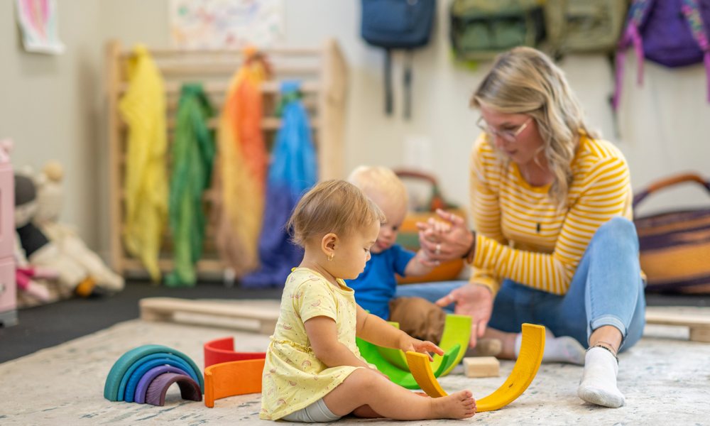 VAE CAP AEPE : professionnelle de crèche jouant avec des tout-petits