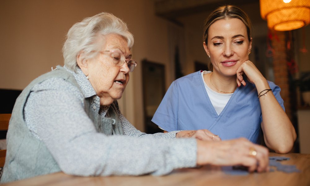VAE DEAES : accompagnante éducative et sociale avec une personne âgée
